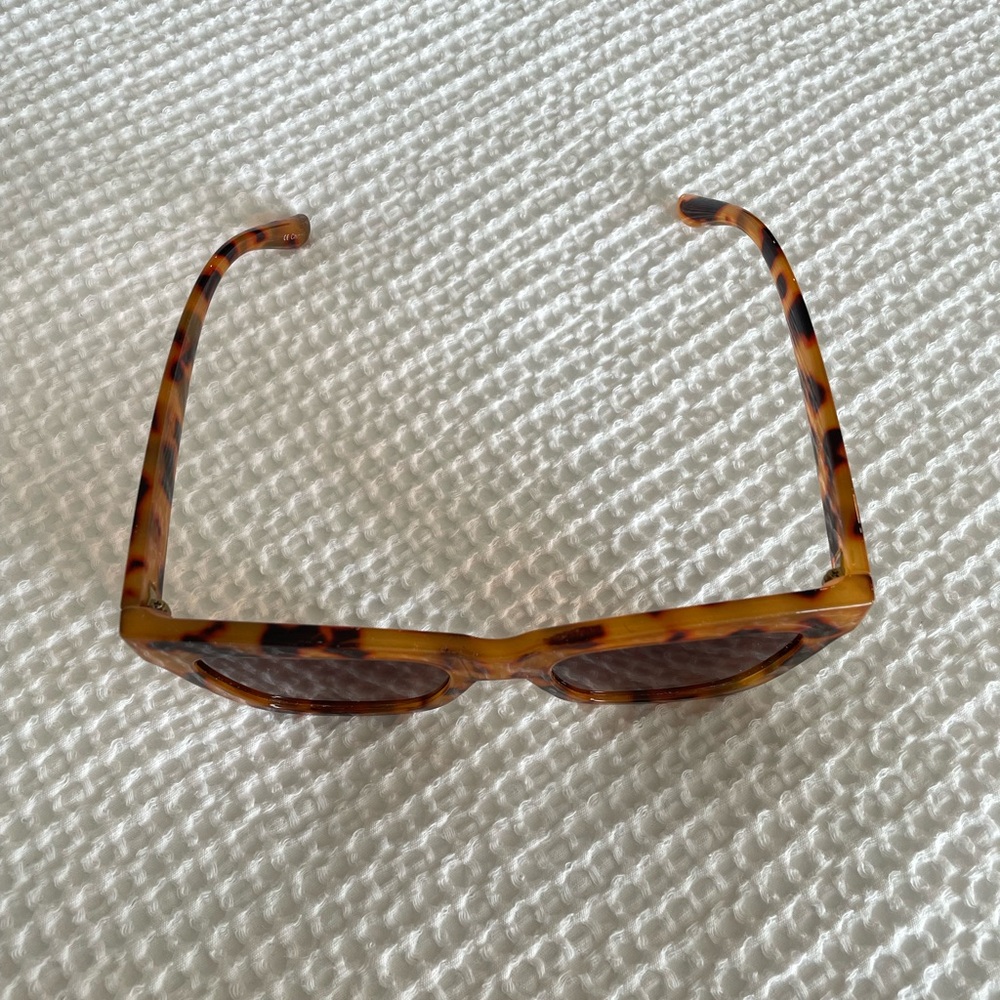Altar’d State Tortoise Sunglasses - Picture 5 of 6